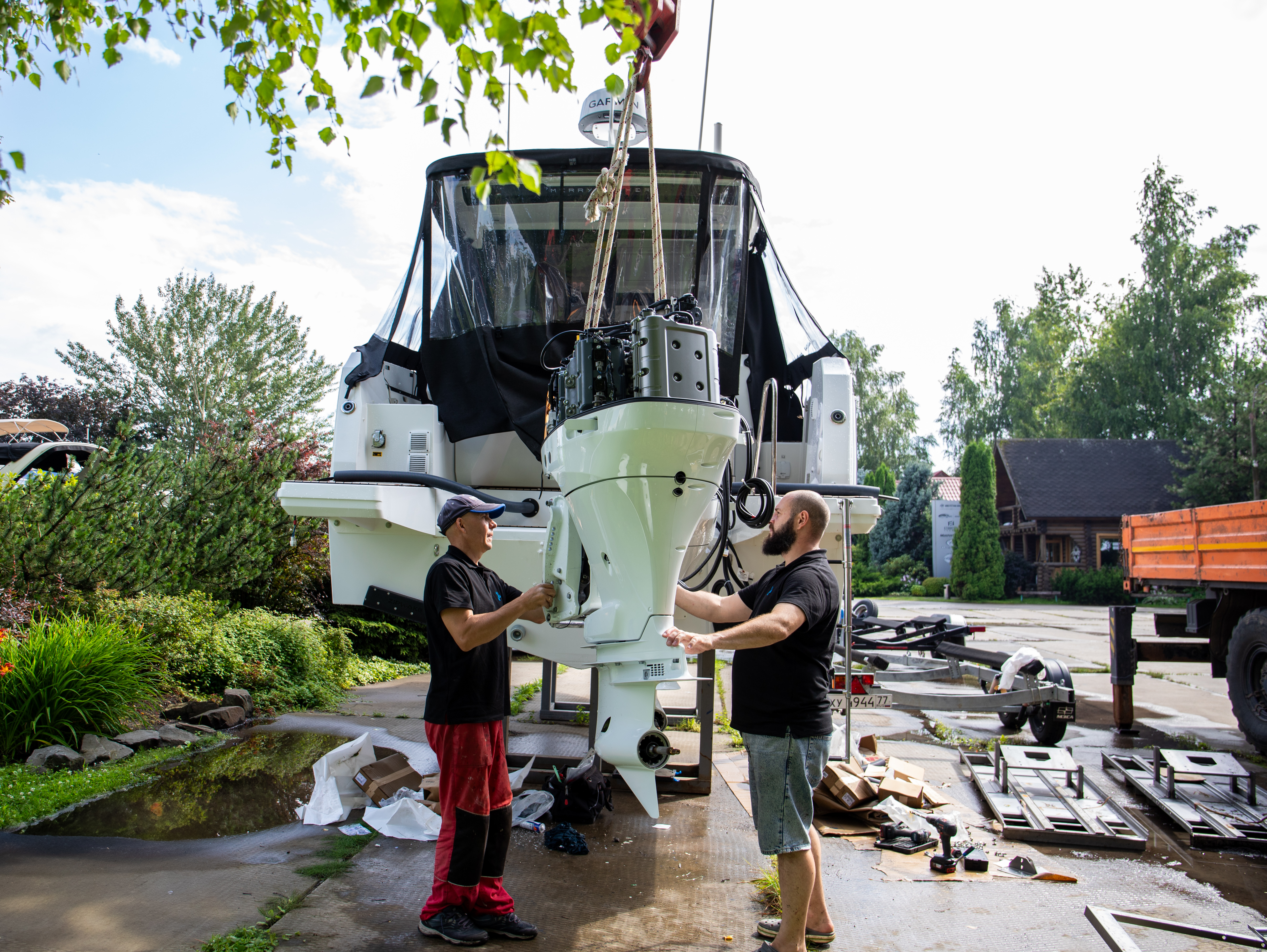Установка лодочных моторов